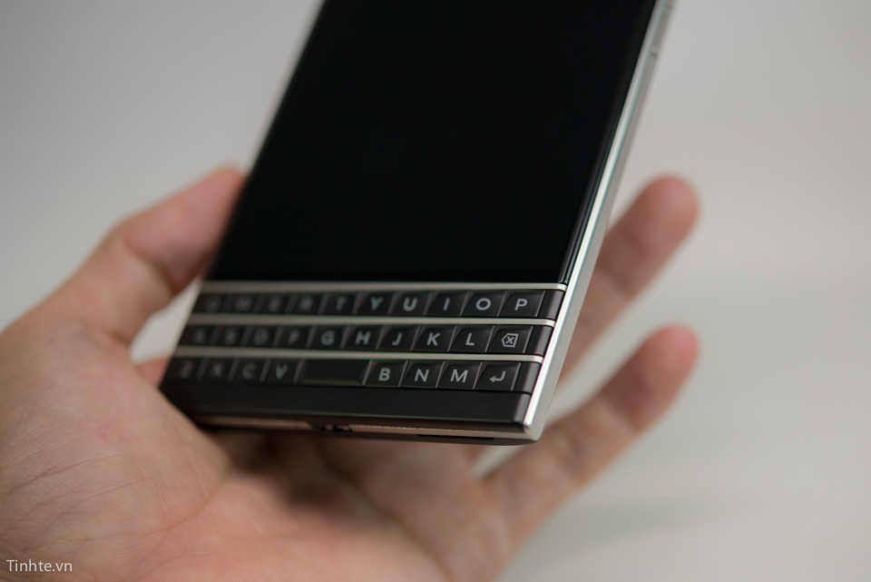2598108_Tinhte_BlackBerry_Passport-17.jpg