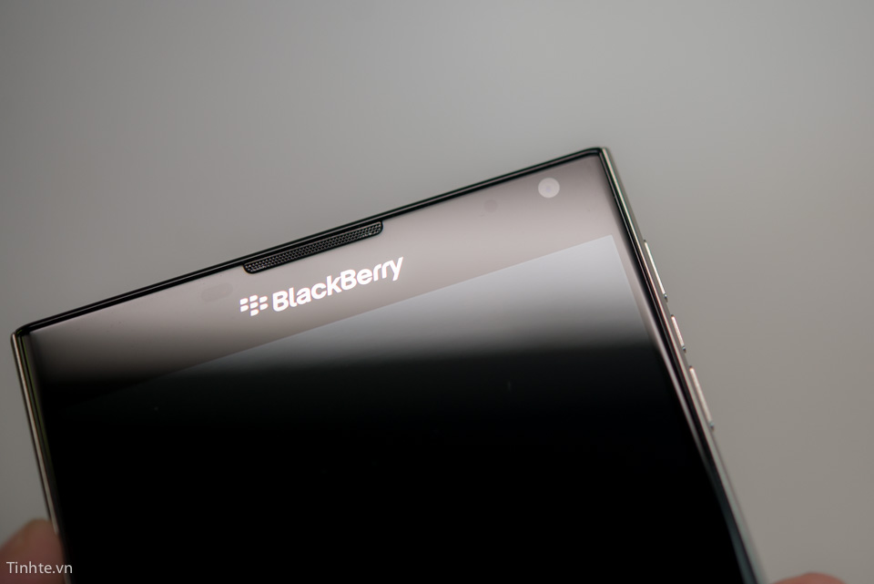 2598111_Tinhte_BlackBerry_Passport-19.jpg