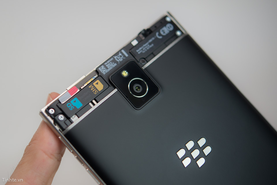 2598122_Tinhte_BlackBerry_Passport-24.jpg
