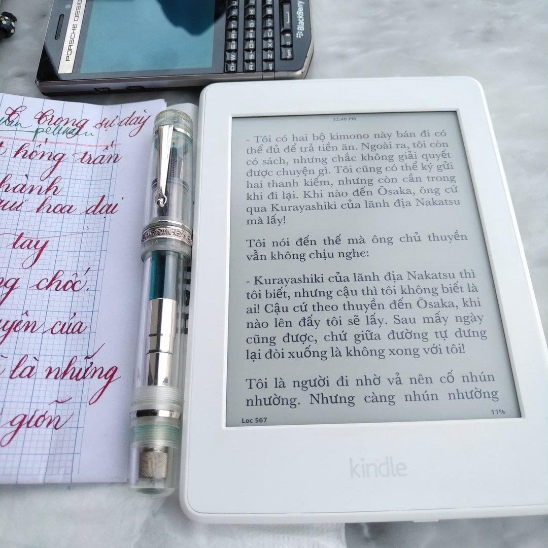 ảnh em Delta và Kindle.jpg