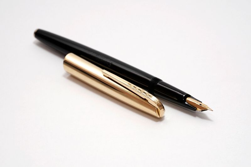 Bayard-Souverain-DeLuxe-Black-Gold-Cap-18K-a.jpg