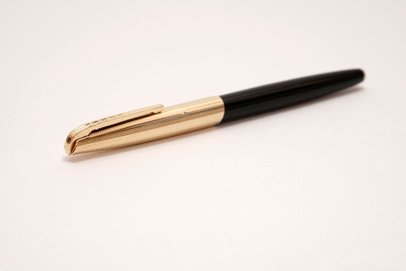 Bayard-Souverain-DeLuxe-Black-Gold-Cap-18K-g.jpg