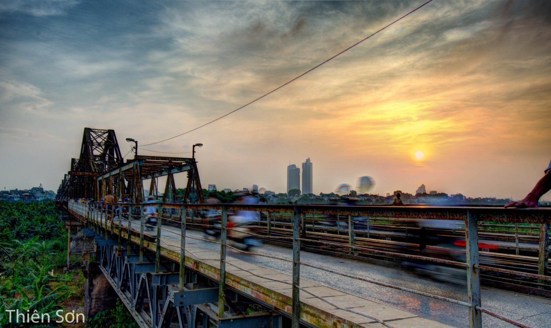 Hoàng hôn trên cầu Long Biên.jpg