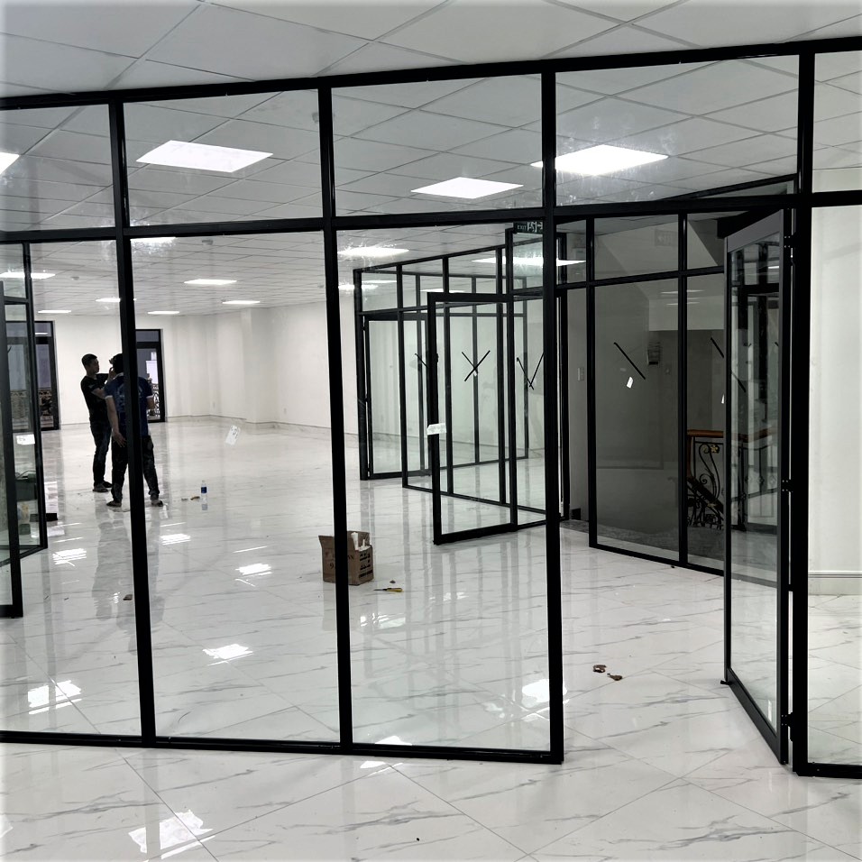 làm vách kính.jpg