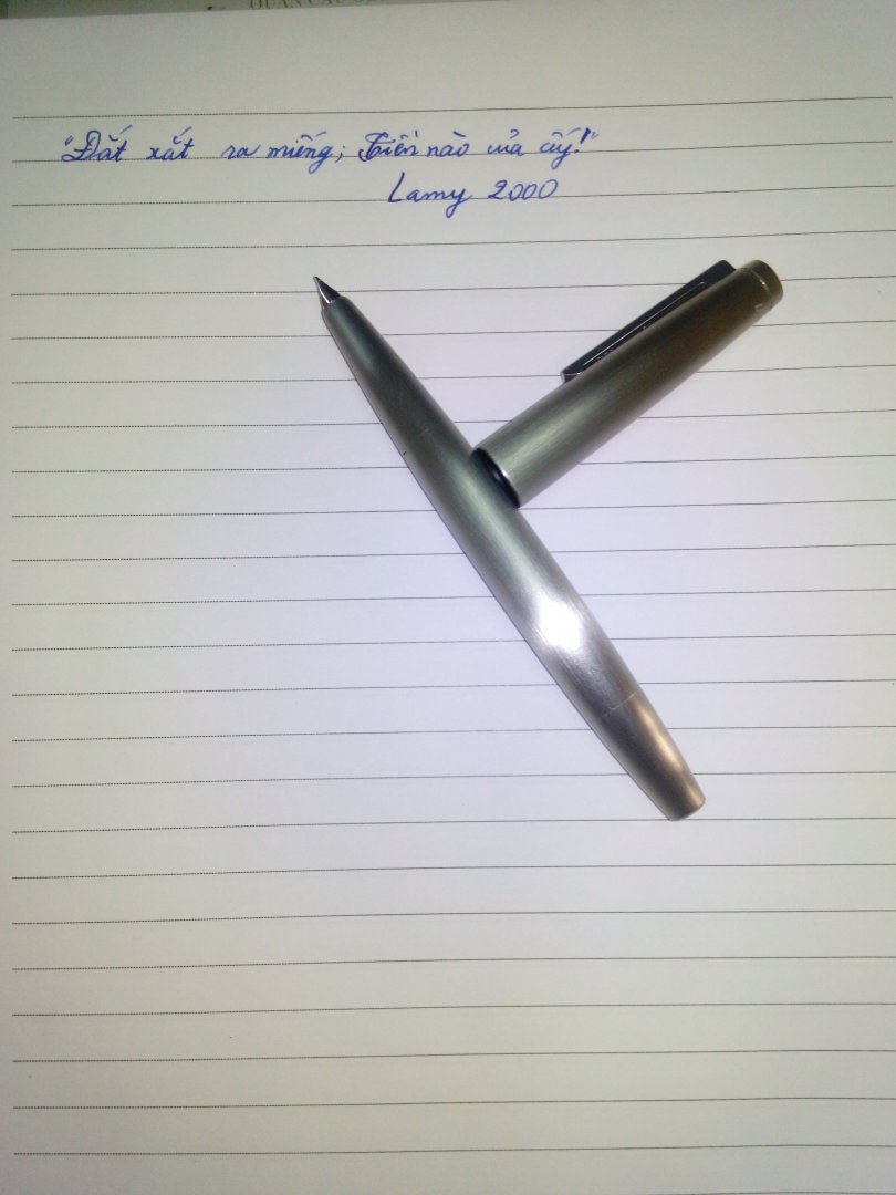 Lamy2000 vỏ thep.jpg