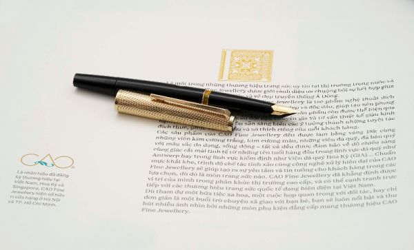 Montblanc-124-Roller-Gold-Cap-Black-Resin-1.jpg