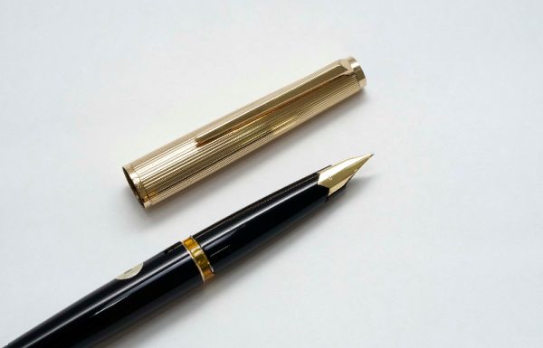 Montblanc-124-Roller-Gold-Cap-Black-Resin-10.jpg