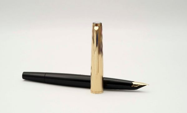 Montblanc-124-Roller-Gold-Cap-Black-Resin-2.jpg