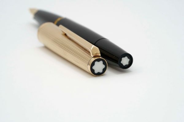 Montblanc-124-Roller-Gold-Cap-Black-Resin-3.jpg