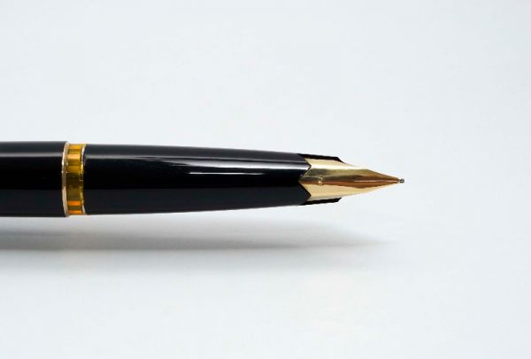 Montblanc-124-Roller-Gold-Cap-Black-Resin-5.jpg