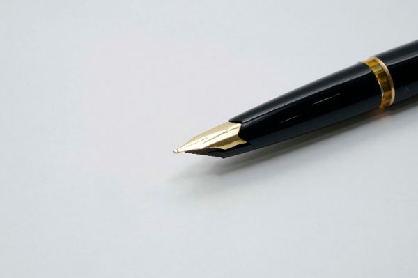 Montblanc-124-Roller-Gold-Cap-Black-Resin-6.jpg