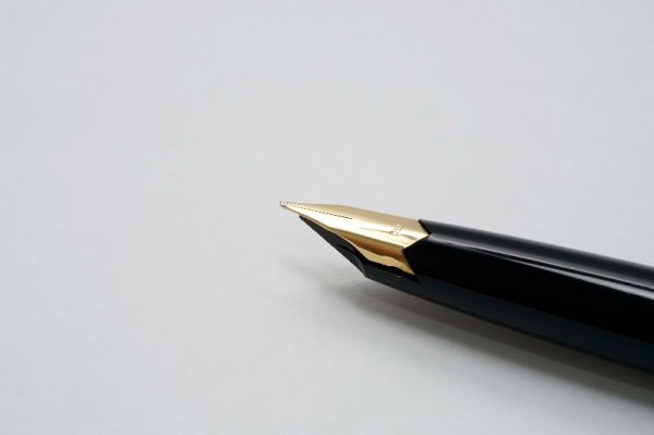 Montblanc-124-Roller-Gold-Cap-Black-Resin-7.jpg