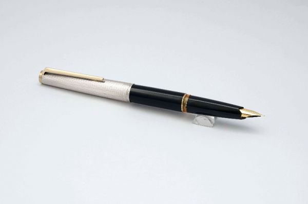 Montblanc-126-Black-Resin-Sterling-Silver-Cap-Piston-Filler-4.jpg