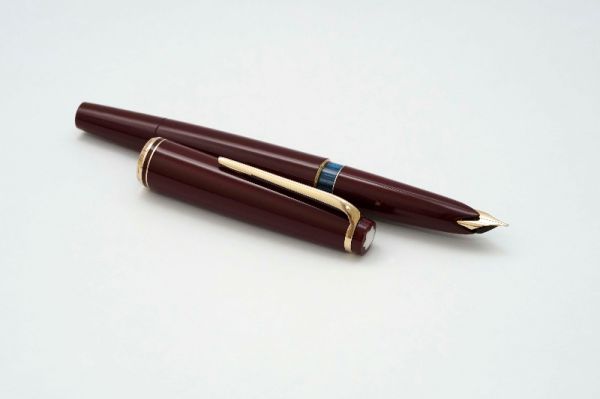 Montblanc-22-Bordeaux-Piston-Filler-2.jpg
