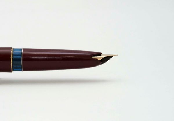 Montblanc-22-Bordeaux-Piston-Filler-5.jpg