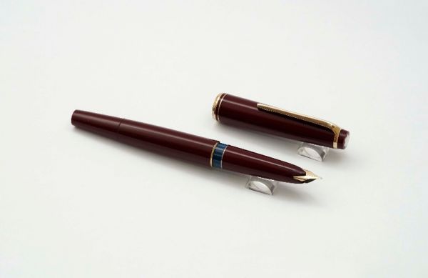 Montblanc-22-Bordeaux-Piston-Filler-6.jpg