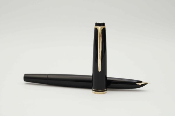 Montblanc-22-Classic-Black-Resin-2.jpg