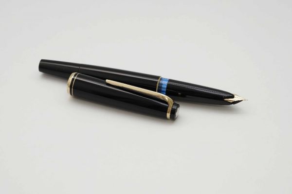 Montblanc-22-Classic-Black-Resin-3.jpg