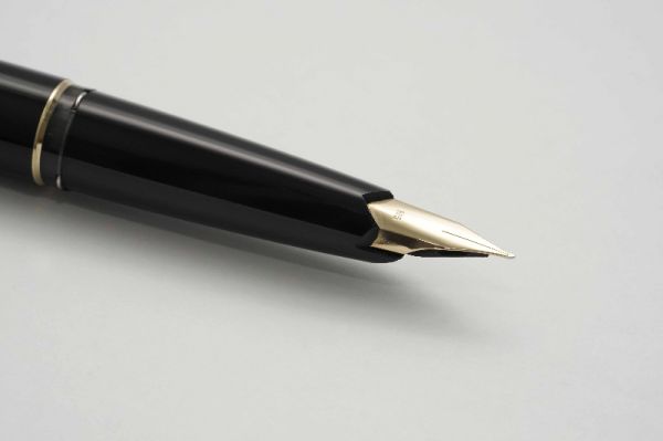 Montblanc-227-Rolled-Gold-Piston-Filler-5.jpg