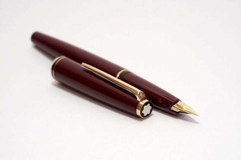 Montblanc-320-Burgundy-Classic-2.jpg