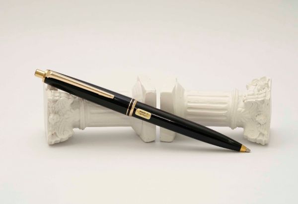 Montblanc-Classic-Black-Resin-Pencil-0.5-1.jpg