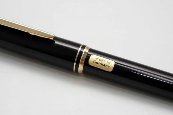 Montblanc-Classic-Black-Resin-Pencil-0.5-2.jpg