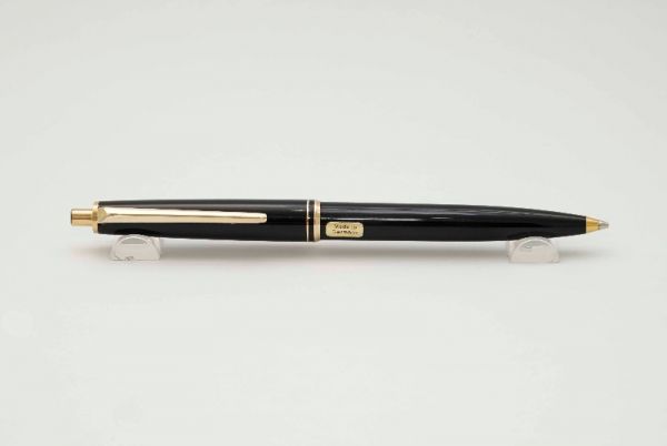 Montblanc-Classic-Black-Resin-Pencil-0.5-6.jpg