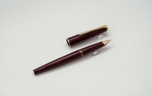 Montblanc-Classic-Burgundy-4.jpg