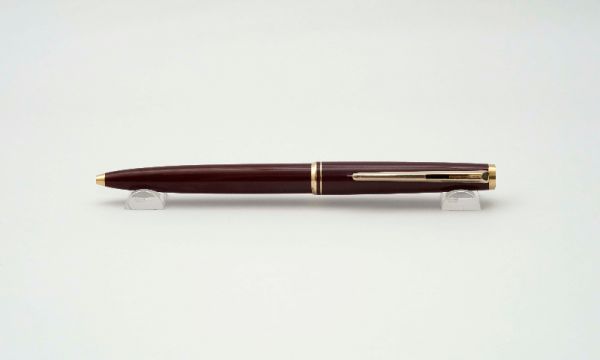 Montblanc-Classic-Burgundy-4.jpg