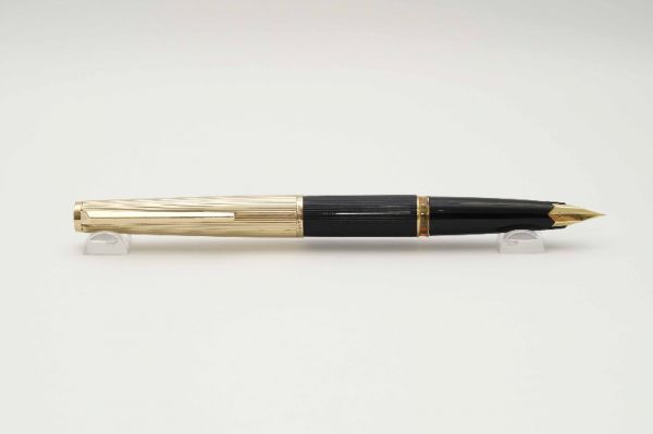 Montblanc-Masterpiece-124-Gold-Pinstripe-Piston-Filler-10.jpg