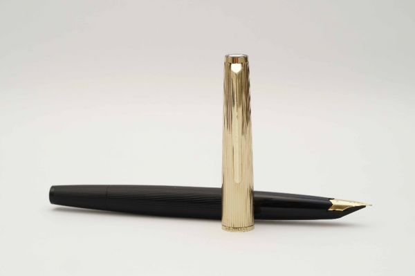Montblanc-Masterpiece-124-Gold-Pinstripe-Piston-Filler-2.jpg