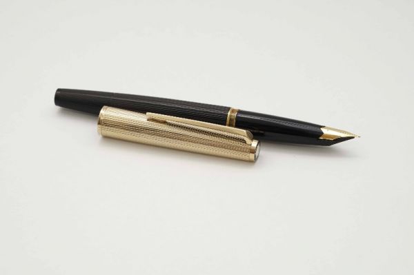 Montblanc-Masterpiece-124-Gold-Pinstripe-Piston-Filler-3.jpg