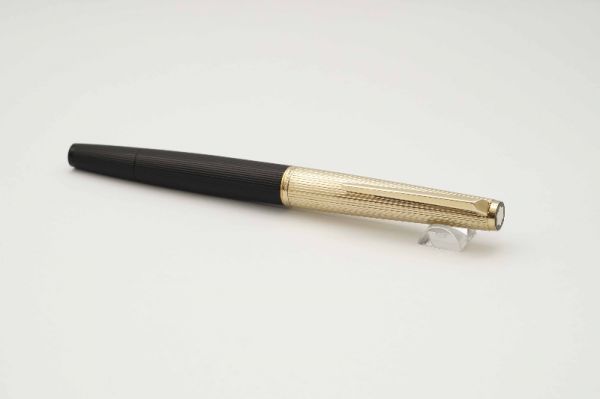 Montblanc-Masterpiece-124-Gold-Pinstripe-Piston-Filler-9.jpg