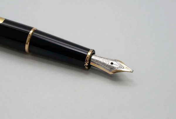 Montblanc-Meisterstuck-144-Classic-Black-Resin-5.jpg