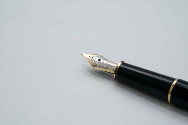 Montblanc-Meisterstuck-144-Classic-Black-Resin-6.jpg