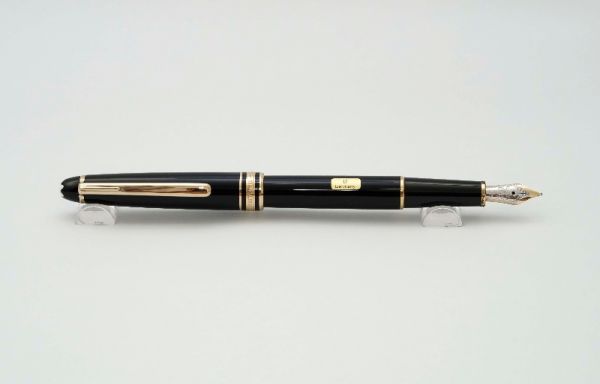 Montblanc-Meisterstuck-144-Classic-Black-Resin-8.jpg