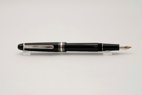 Montblanc-Meisterstuck-145-Classique-Platinum-Black-Resin-11.jpg