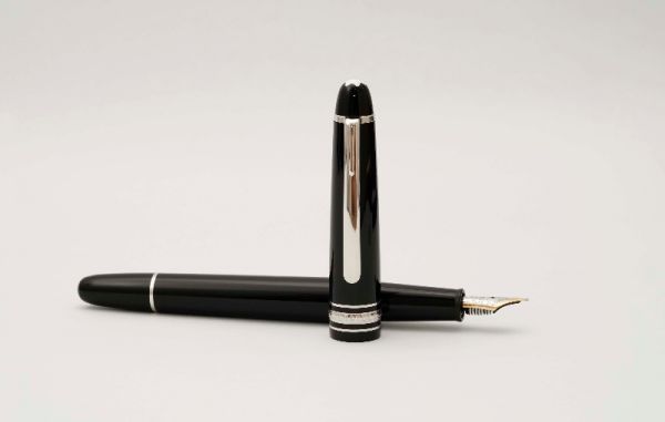 Montblanc-Meisterstuck-145-Classique-Platinum-Black-Resin-2.jpg