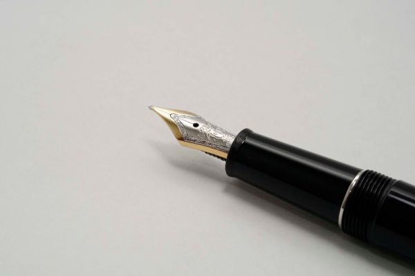 Montblanc-Meisterstuck-145-Classique-Platinum-Black-Resin-7.jpg
