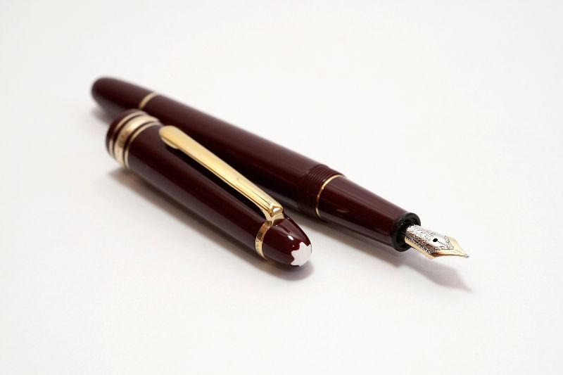Montblanc-Meisterstuck-145R-Burgundy-Hommage-A-Frederic-Chopin-2.jpg