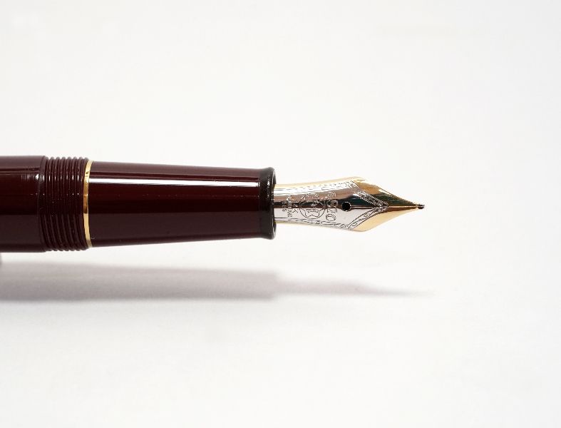 Montblanc-Meisterstuck-145R-Burgundy-Hommage-A-Frederic-Chopin-3.jpg