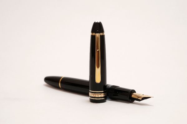 Montblanc-Meisterstuck-146-Black-Resin-2.jpg