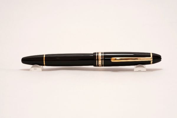 Montblanc-Meisterstuck-146-Black-Resin-6.jpg