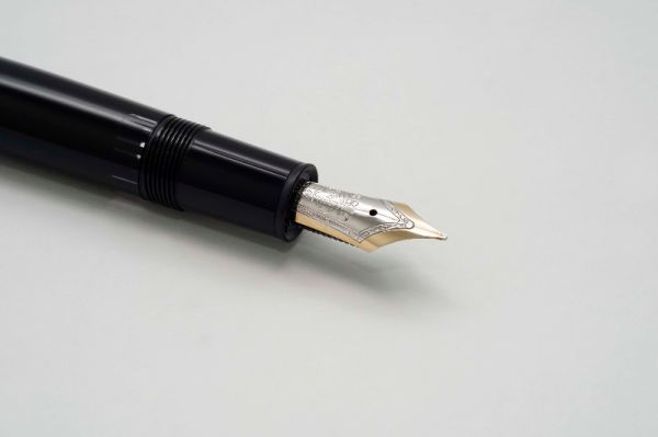 Montblanc-Meisterstuck-146-Classic-Black-Resin-5.jpg