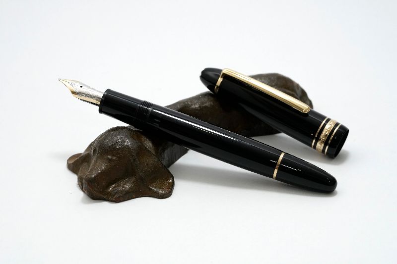 Montblanc-Meisterstuck-146-Legrand-Black-Resin-Yellow-Gold-Trim-1.jpg