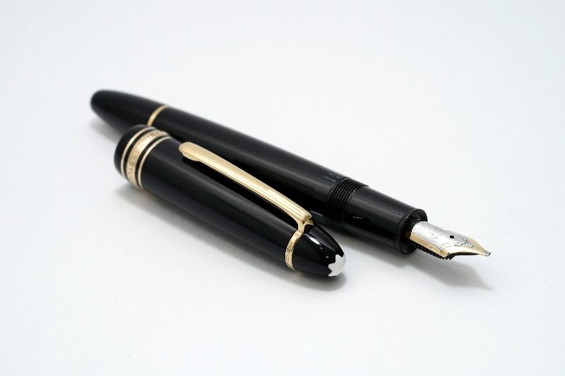 Montblanc-Meisterstuck-146-Legrand-Black-Resin-Yellow-Gold-Trim-2.jpg