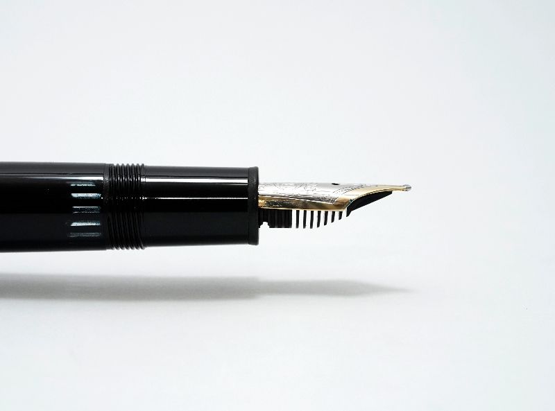 Montblanc-Meisterstuck-146-Legrand-Black-Resin-Yellow-Gold-Trim-5.jpg