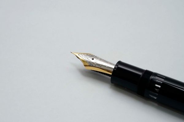 Montblanc-Meisterstuck-149-Black-Resin-10.jpg