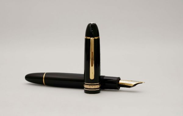 Montblanc-Meisterstuck-149-Black-Resin-3.jpg