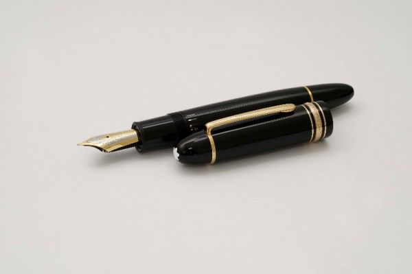 Montblanc-Meisterstuck-149-Black-Resin-4.jpg